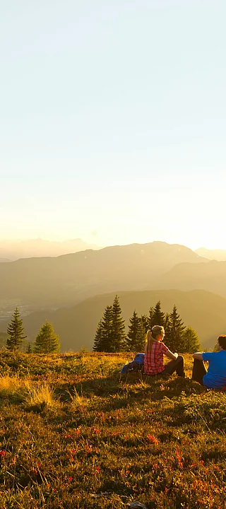 Paar beim Wandern im Wanderurlaub in der Region Millstätter See in Kärnten