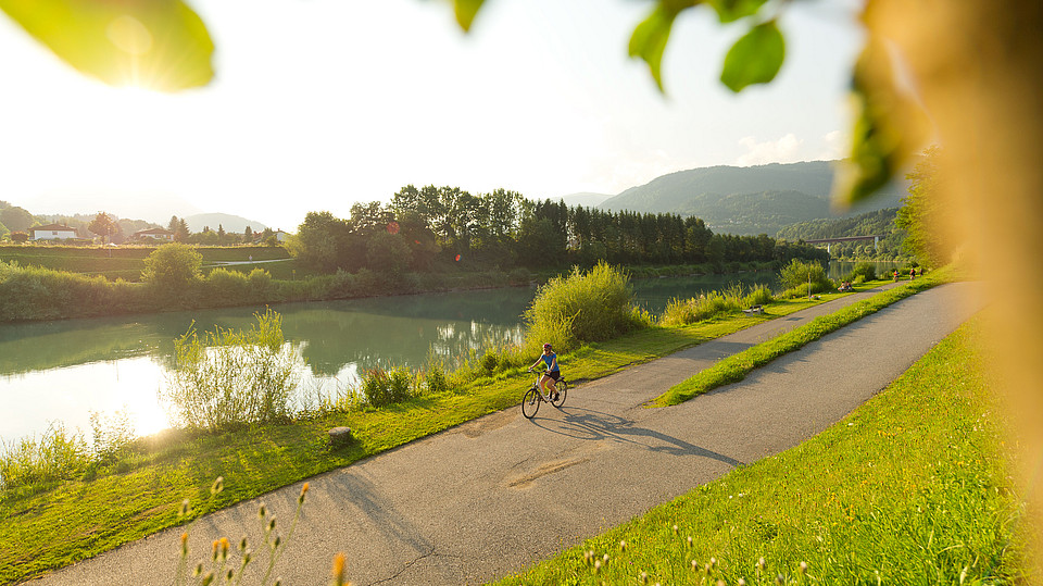 Radfahren am Drauradweg im Urlaub am Millstätter See in Kärnten