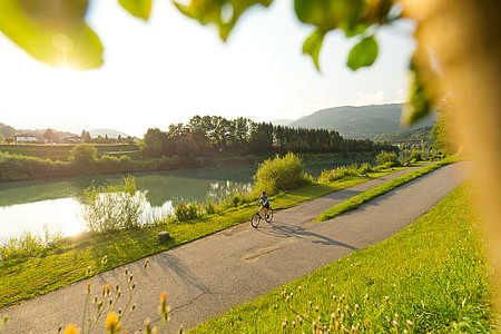 Radfahren am Drauradweg im Urlaub am Millstätter See in Kärnten