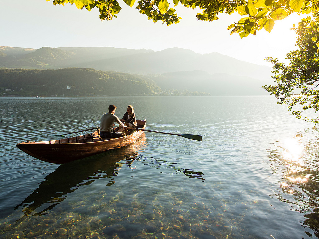 Paar im Ruderboot auf dem Millstätter See in Kärnten