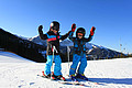 Kinder beim Skifahren im Skiurlaub in Kärnten 