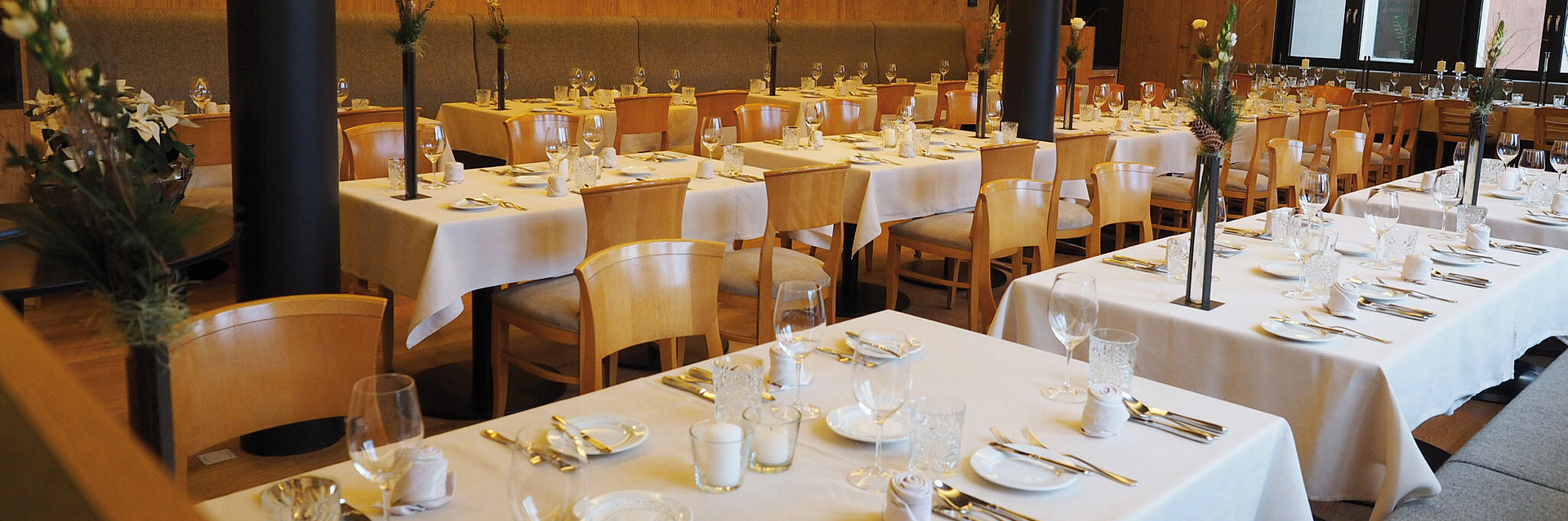 Gedeckte Tische im Restaurant Genussreich im Hotel Moserhof am Millstätter See in Kärnten