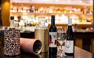 weinkühler und wein im moserhof restaurant mo.wi