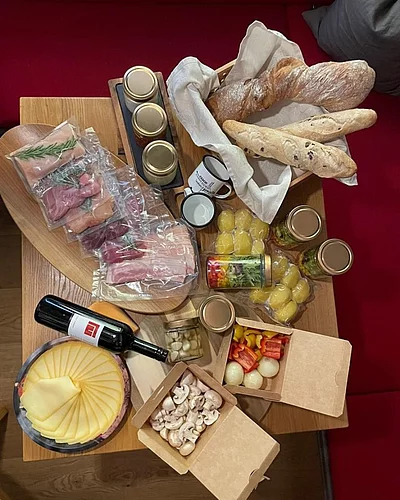 Weihnachten mit Raclette und Fondue vom @hotelmoserhof Sichert euch unsere Raclette-Box oder Fondue-Box – perfekt für gemütliche Feierlichkeiten zu Hause.
