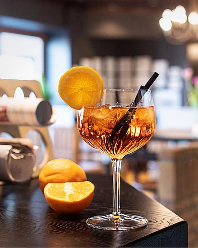 After-Work-Genuss an der mo.wi Bar Der perfekte Tagesausklang wartet im Hotel Moserhof – an der mo.wi Bar trifft entspannte Atmosphäre auf regionale Vielfalt und stilvollen Genuss .