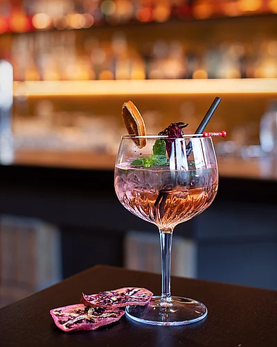 Besondere Momente an der mo.wi Bar im @hotelmoserhof Die Bar in Gold, die Terrasse in der Sonne ️ – mondäne Eleganz trifft auf geschmackvolle Details.