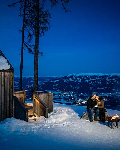 Biwak – Die Sterne und Du Hoch über dem winterlichen @millstaettersee erwartet Dich ein Rückzugsort voller romantischer Ursprünglichkeit.
