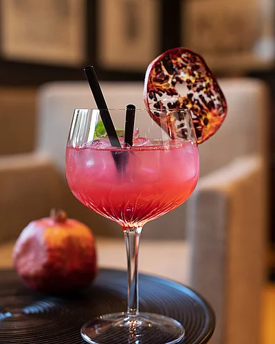 Cheers auf den Sommer Ein erfrischender Aperitif, ein fruchtiger Cocktail oder ein kühles Glas Wein – manchmal sind es die kleinen Genussmomente, die einen Urlaub perfekt machen.