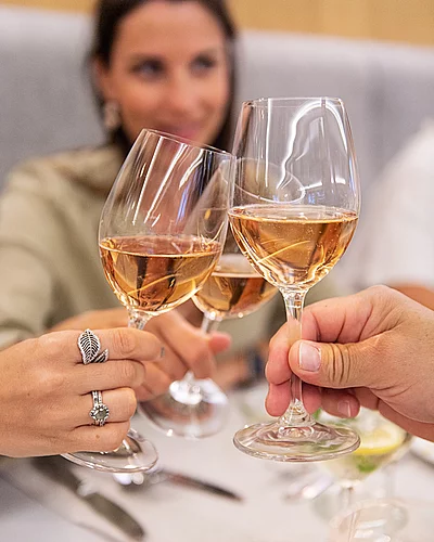 Feiere den Jahreswechsel im Moserhof in @seebodenammillstaettersee! ️ Gala-Dinner ️ Genieße ein exklusives mehrgängiges Menü mit kulinarischen Spezialitäten, erlesenen Weinen und Drinks – alles im...