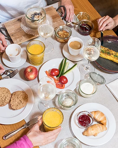 Frühstück im @hotelmoserhof – Gut gelaunt in den Tag starten ️ Wer schon frühmorgens das Besondere sucht, ist bei uns genau richtig – und das in echter 4-Sterne-Manier .