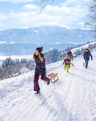 Sanfter Winter zwischen See und Berg ️️ Das winterliche Ufer des Millstätter Sees oder eine verschneite Anhöhe mit Aussicht – beide sorgen für innere Ruhe und bewusstes Ankommen, Durchatmen &...