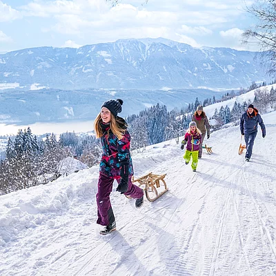 Sanfter Winter zwischen See und Berg ️️ Das winterliche Ufer des Millstätter Sees oder eine verschneite Anhöhe mit Aussicht – beide sorgen für innere Ruhe und bewusstes Ankommen, Durchatmen &...