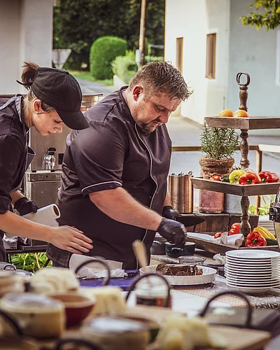 Genuss vom Grill Der Duft von frisch Gegrilltem, laue Sommerabende und gesellige Stunden auf unserer Terrasse – genau so schmeckt der Sommer. Am 𝟏𝟓.