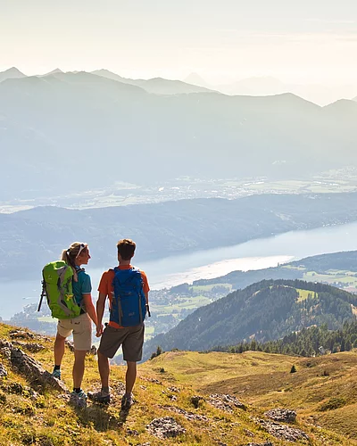 ‍Wandergenuss zwischen Bergen und See Wanderschuhe schnüren und los geht‘s: Rund um den Millstätter See erwarten Euch beeindruckende Naturerlebnisse für jedes Niveau.