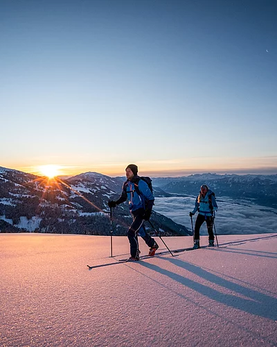 Raus aus dem Alltag und mitten hinein in den sanften Winterzauber der Kärntner Berge. ️️ Entdecke die verschneite Bergwelt rund um den @millstaettersee hautnah: