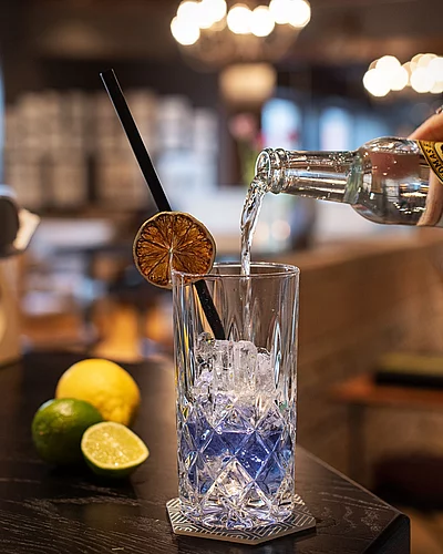 After-Work entspannen an der mo.wi Bar Mit Zirbenspritzer, frisch gezapftem Hausbier , kreativen Cocktails mit regionalem Twist und ausgezeichneten Weinen kann der Abend beginnen.